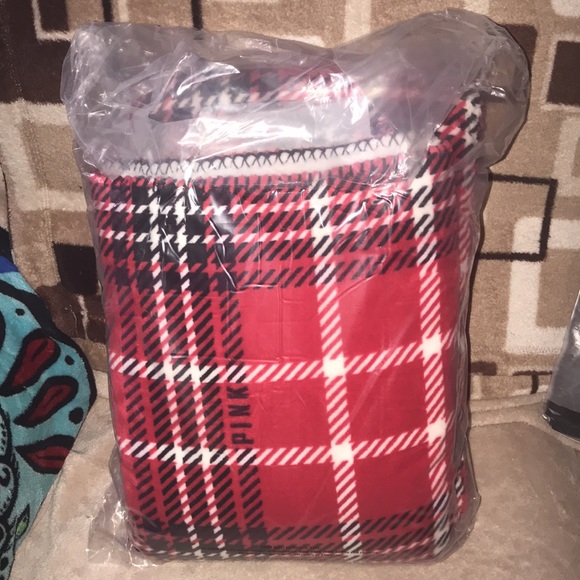 Victoria’s Secret cozy-plush blanket New - Picture 3 of 6